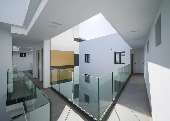 Atrium Building By Mycanaryhomes 公寓